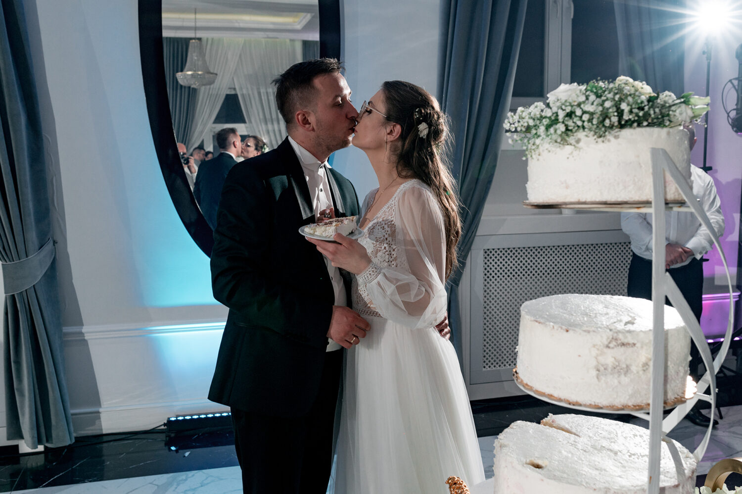 Naturalny reportaż ślubny, zdjęcia tort