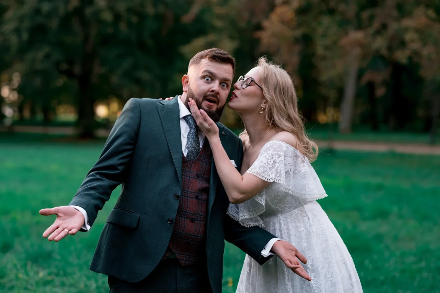 Geometryczne kadry ślubne w symetrycznych ogrodach francuskich w Kozłówce