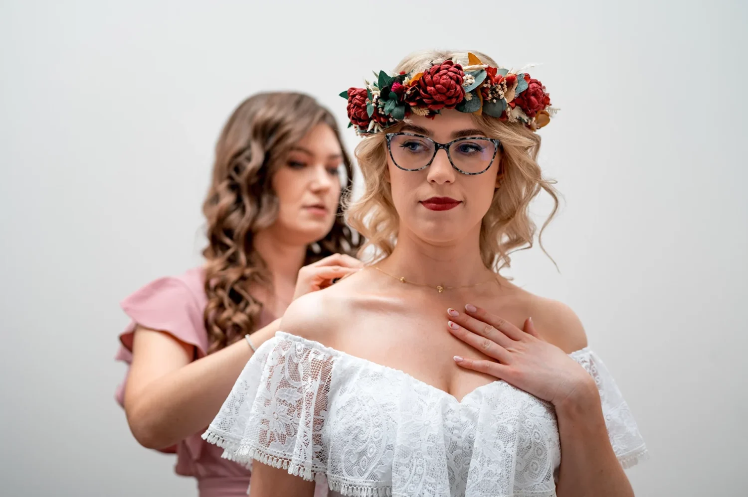 Suknia ślubna Mileny w stylu boho z koronkami i frędzlami wisząca na oknie